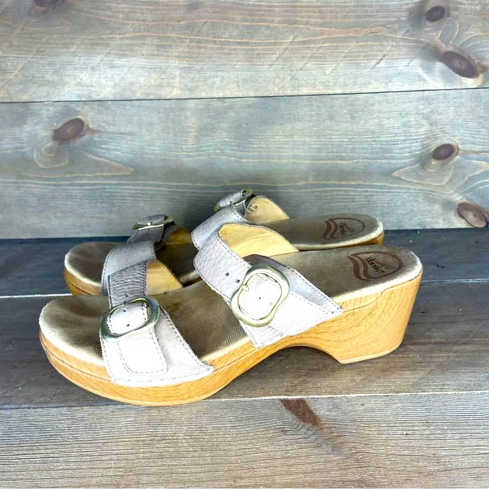 Dansko Beige Sophie Clog/ Sandals 2” Wedge Gold Hardware Size 37 US 6.5-7